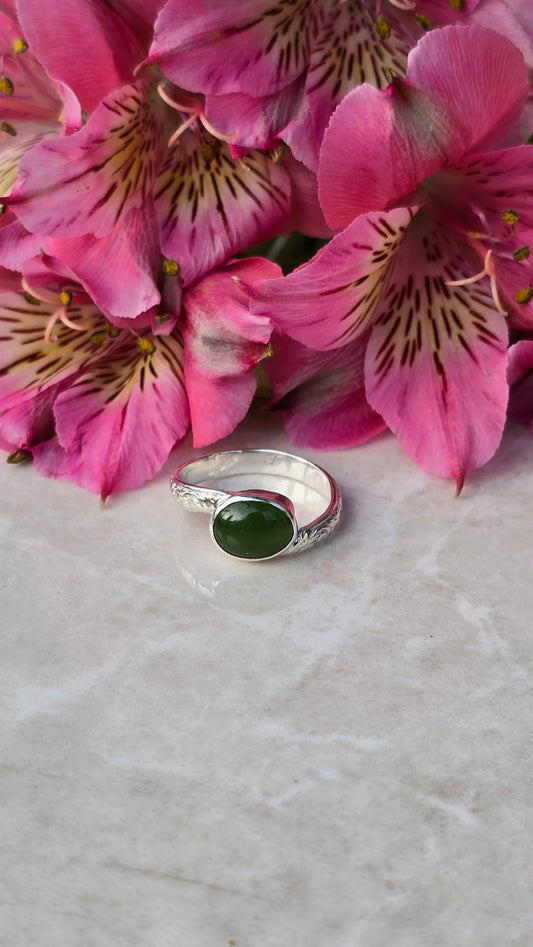 Sterling silver S-shaped band ring with bezel-set jade stone and vine design, size 8.5